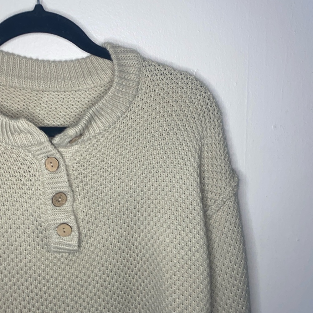 🐛Adorable cream knit sweater with buttons and quarter of the way up!